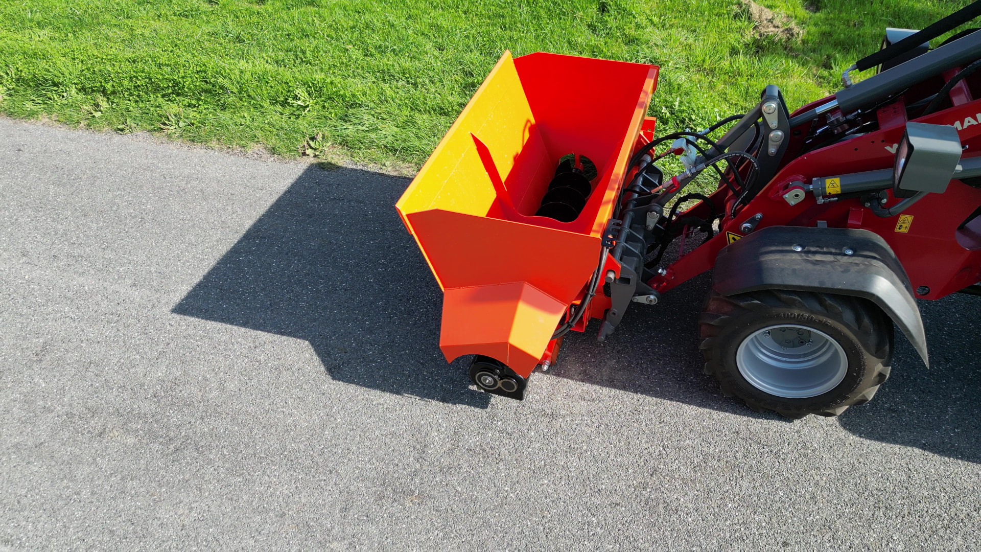Draufsicht auf den Kaiser Roadliner Bankettfertiger am Traktor