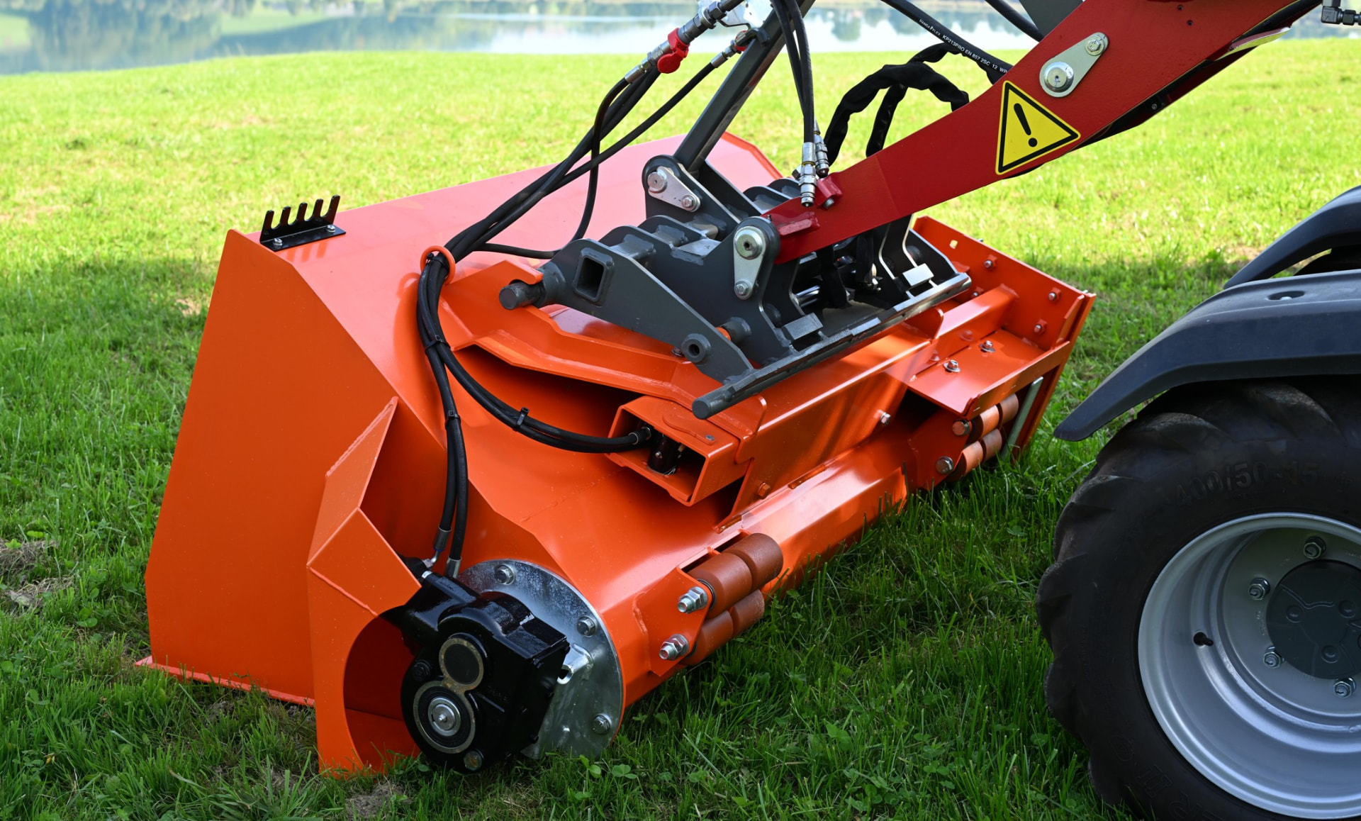 Der Kaiser Roadliner Bankettfertiger von der Seite an einem Traktor